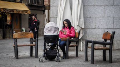 Una mujer junto a su bebé, en el centro de Madrid