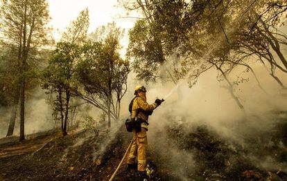 Un bombero en el llamado incendio Carr en Redding, California, el pasado día 26.