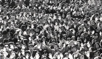 Nacen las Manos Blancas. Los estudiantes de la Universidad Autónoma de Madrid se manifiestan el 15 de febrero de 1996 en el campus de la misma con las manos pintadas de blanco, en protesta por el asesinato por ETA, el día anterior en su despacho de la facultad de Derecho del catedrático y expresidente del Tribunal Constitucional Francisco Tomás y Valiente.