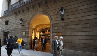 Entrada principal de l'Ateneu Barcelonès.