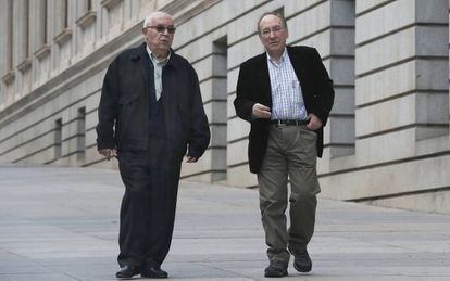 V&iacute;ctor D&iacute;az y Ra&uacute;l Herrero, presos pol&iacute;ticos del franquismo frente al Congreso de los Diputados.