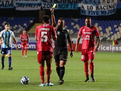 Un arbitro enseña una tarjeta amarilla a Rafael Caroca, de Ñublense, durante un partido de la Copa Libertadores 2023.