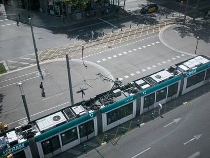 Un tranvía en la avenida Diagonal de Barcelona.