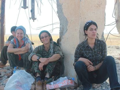 La comandante Arian, en el centro, en un descanso de la toma de Rojava. Con pañuelo azul, la documentalista española Alba Sotorra.
