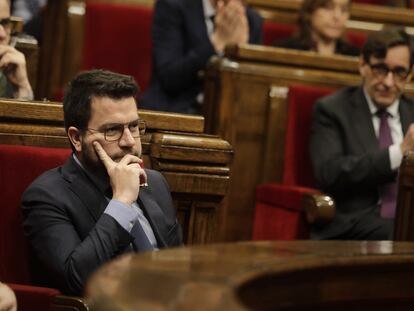 Pere Aragonés, en primer plano, con el jefe de la oposición, Salvador Illa, en segundo, durante la votación de los Presupuestos, el pasado mes de marzo.