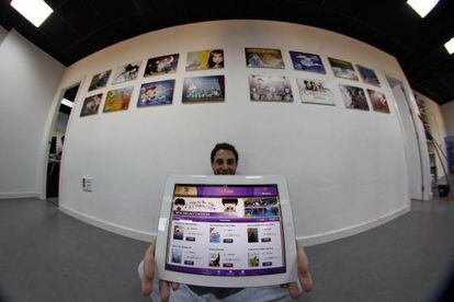 Un trabajador de Genera Interactive muestra la aplicación Playtales en un iPad.