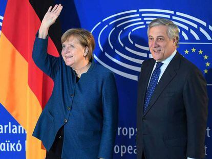 Angela Merkel y Antonio Tajani, este martes en el Parlamento Europeo.