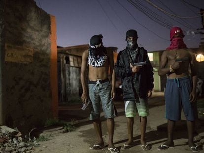 Jóvenes traficantes de una favela de Río de Janeiro.