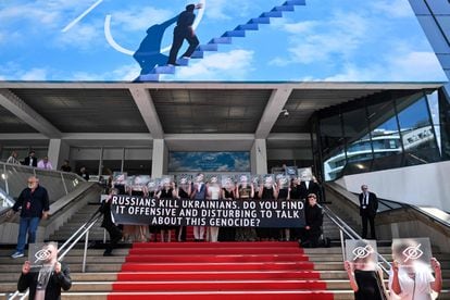 El director ucranio Maksym Nakonechnyi y los miembros de su película se paran detrás de una pancarta que denuncia la invasión rusa de Ucrania cuando llegan para la proyección de la película 'Butterfly Vision' en Cannes, este miércoles.