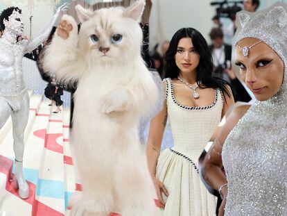10 grandes hitos (y excentricidades) en la Gala Met: del gato de Jared Leto a los vestidos de novia de Penélope Cruz o Dua Lipa