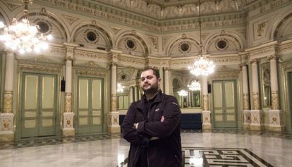 Celso Albelo, en el Salón de los Espejos del Liceo de Barcelona.