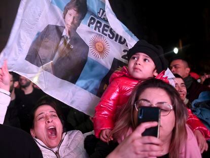 Seguidores de Javier Milei festejan luego del cierre de los colegios electorales en Buenos Aires.