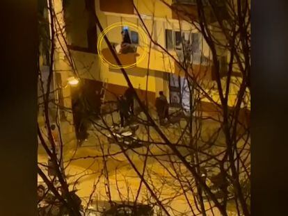 El dueño de una vivienda okupada en Cádiz, en la barriada de La Paz, intenta recuperar su casa entrando por la ventana.