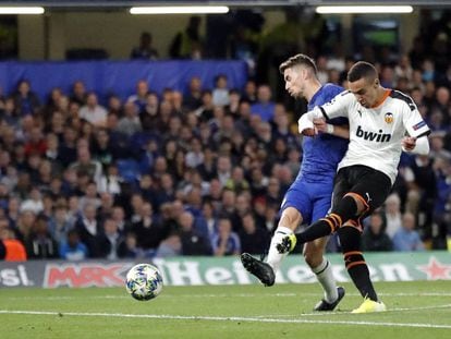 Rodrigo dispara ante un defensor del Chelsea.