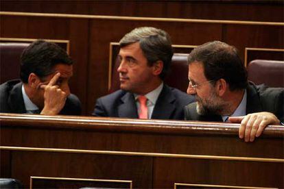 Eduardo Zaplana, Ángel Acebes y Mariano Rajoy, en la primera sesión de control al Gobierno de este periodo de sesiones en el Congreso.