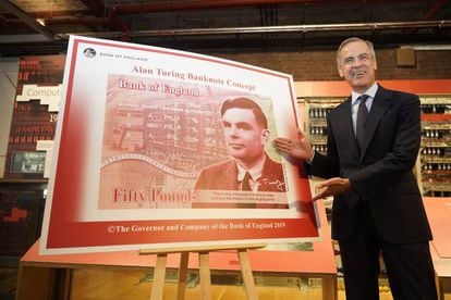 El gobernador del Banco de Inglaterra, muestra este lunes en Manchester el nuevo billete de 50 libras con el rostro del matemático Alan Turing
