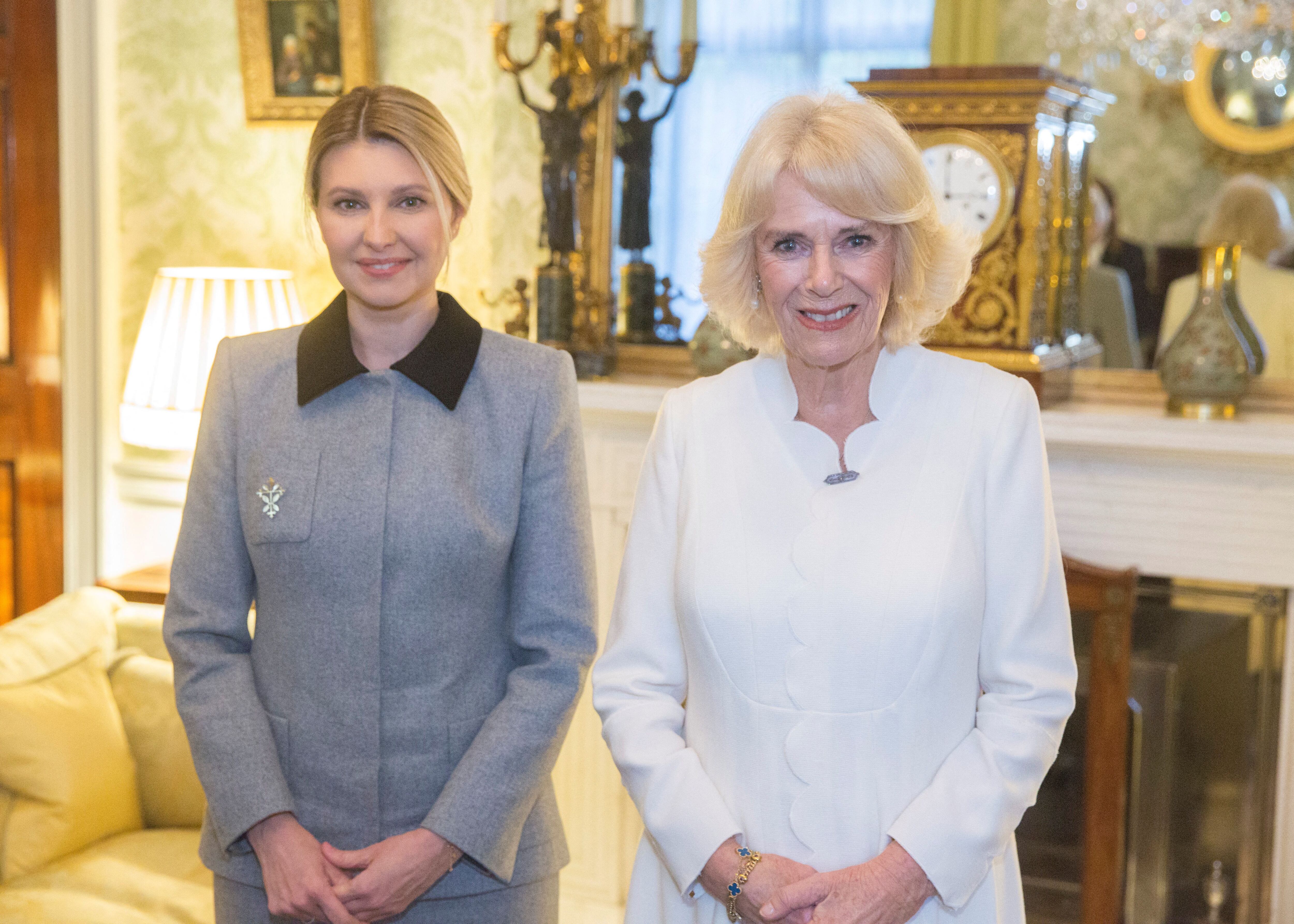 La reina consorte Camila junto a la primera dama de Ucrania, Olena Zelenska, en el palacio de Buckingham, el 29 de noviembre de 2022. 