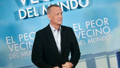 Tom Hanks atiende a los fotógrafos en el hotel Ritz en Madrid este lunes al mediodía.
