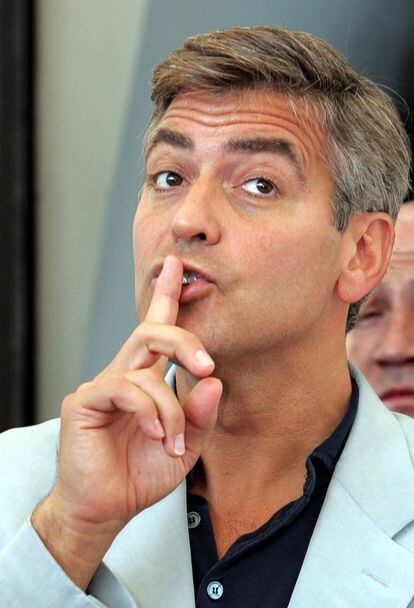 El actor y director George Clooney, tras la rueda de prensa de presentación de la película ‘Buenas noches y buena suerte’, dirigida por él mismo, en el Festival de Cine de Venecia, en 2005. Era su tercer proyecto en la dirección tras ‘Confesiones de una mente peligrosa’ y de varios capítulos de la serie ‘Unscripted’, y recibió buenas críticas.