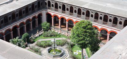 Patio del Convento de Santo Domingo, en Lima, visto desde el campanario.