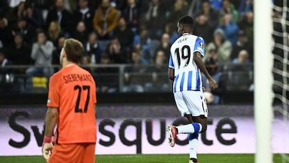 Isak celebra el gol de la victoria ante el lamento de Siebenhandl.