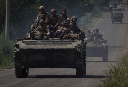 Miembros del ejército de Ucrania se desplazan en junio en un vehículo de combate de infantería por una carretera en Donetsk.