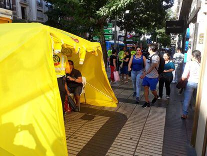 Sanitarios del Samur atienden a los pasajeros afectados cerca de la estación de Príncipe de Vergara.