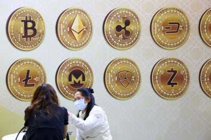 Símbolos de varias criptomonedas durante la Exposición Internacional Financiera de Taipei, en noviembre del año pasado.