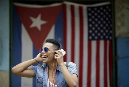 Un joven cubano habla por teléfono.