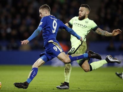 Vardy remata ante Otamendi, en el duelo Leicester-Manchester City. 