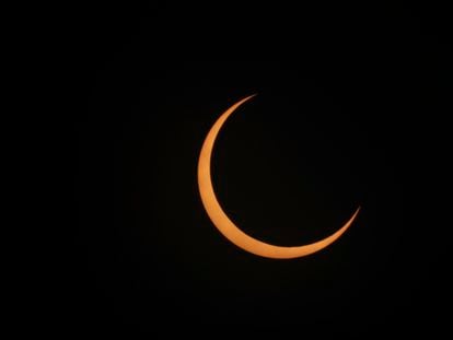 Un eclipse solar anular visto desde el desierto de la Tatacoa, Colombia.