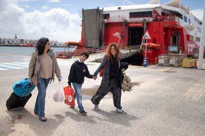 Toñi Gil (a la derecha) con su hijo Mehdi y su amiga Paloma Puerto (a la izquierda) a la llegada al puerto de Tarifa (Cádiz) este martes, tras pasar unos días en Marruecos.