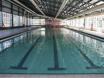 Piscina cubierta en un polideportivo municipal de Madrid. 