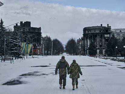 Dos soldados ucranios caminaban el domingo por las calles de Bajmut.