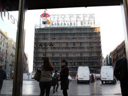 Fachada del hotel Paris, edificio conocido como Tío Pepe, que se encuentra en rehabilitación y acogerá una tienda de Apple en sus locales comerciales.