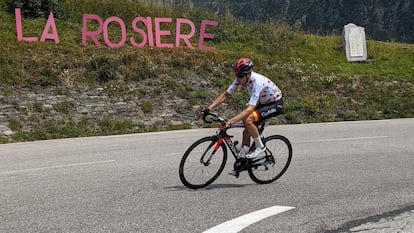 Carlos Rodríguez, al ataque, a su paso por La Rosière.