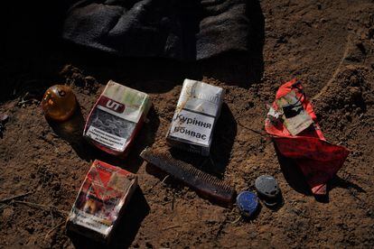 Tabaco, un peine o una mascarilla, entre las pertenencias halladas en la ropa del cadáver número dos, el jueves.