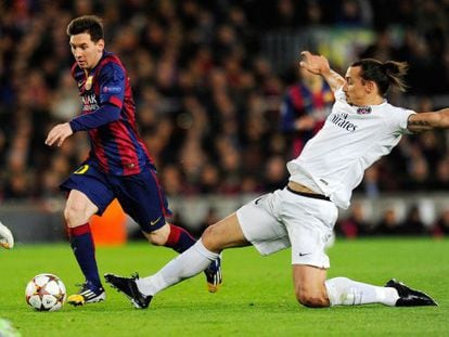 Messi conduce el bal&oacute;n ante Ibrahimovic
