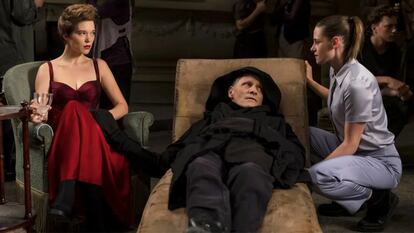 Léa Seydoux, Viggo Mortensen y Kristen Stewart, en 'Crimes of the Future'.