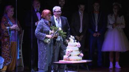 Joan Pera celebra los 50 años de casados con su mujer, durante la representación de 'El para de la núvia' en el Teatre Condal.