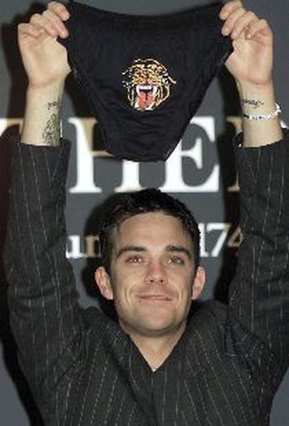 Robbie Williams con los calzoncillos adjudicados por 1,2 millones.