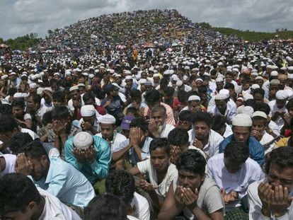 Refugiados rohinyás, en el acto en Bangladés con motivo del segundo aniversario de la campaña de persecución de Myanmar.
