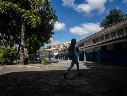 Un estudiante camina en la Escuela Municipal de Aplicación Carioca Coelho, en el barrio Ricardo de Albuquerque, Río de Janeiro (Brasil), en una imagen de archivo.