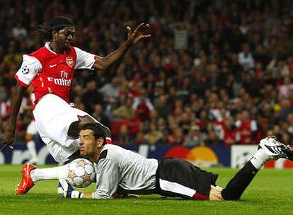 Adebayor choca contra Palop