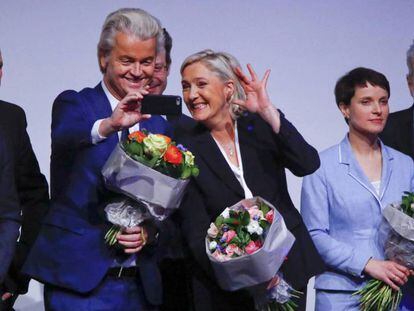 Marine le Pen y Geert Wilders, flanqueados reuters.por Matteo Salvini y Frauke Petry, en la reunión de la ultraderecha europea en Coblenza, en enero de 2019, en Alemania. 