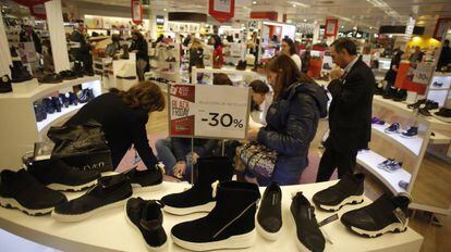 Descuentos de Black Friday en un gran almacén de Madrid.