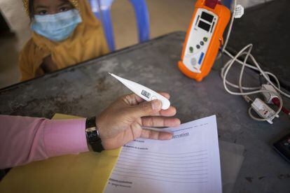 Unas pocas décimas de fiebre pueden ser claves para identificar la presencia del bacilo en el paciente, en este caso una niña. Muchos de los casos se producen en áreas rurales, y los enfermos no acuden al hospital hasta que la tuberculosis está muy avanzada. El año pasado, MSF puso en marcha su programa de Unidad de Detección Activa de casos, una pequeña ambulancia móvil con la que se puede acceder a áreas rurales, donde vive en torno al 80% de la población de Camboya, e identificar a personas contagiadas para derivarlas al hospital.
