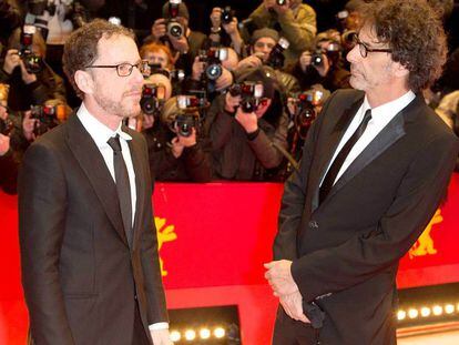 Ethan y Joel Coen, en el pasado festival de Venecia, antes de la proyección de gala de 'La balada de Buster Scruggs'. 