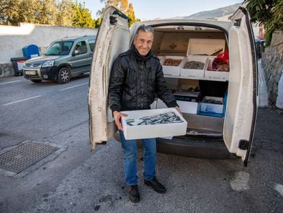 José Manuel Aguilar, vende pescado fresco en su furgoneta en el pueblo granadino de Lecrín.