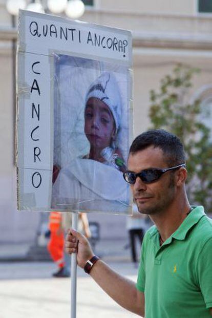 Mauro Zaratta con una foto de su hijo Lorenzo, diagnosticado de cáncer, en una manifestación contra la contaminación producida por Ilva